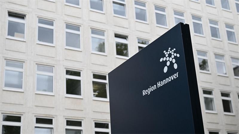 Nach Ermittlungen - SPD-Spitzenmann macht weiter Wahlkampf Von seinem Amt als Regionspräsident ist Krach beurlaubt, weil er Spitzenkandidat in Berlin wurde.