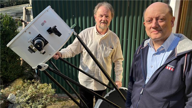 Von seinem Garten in Buxtehude aus beobachtet Hobbyastronom Frank Winkelmann (links) mit seinem Teleskop Planeten, die Sonne und den Mond. Der Buxtehuder Manfred Mrotzek (rechts) leitet die Astronomie AG der Volkshochschule Buxtehude.