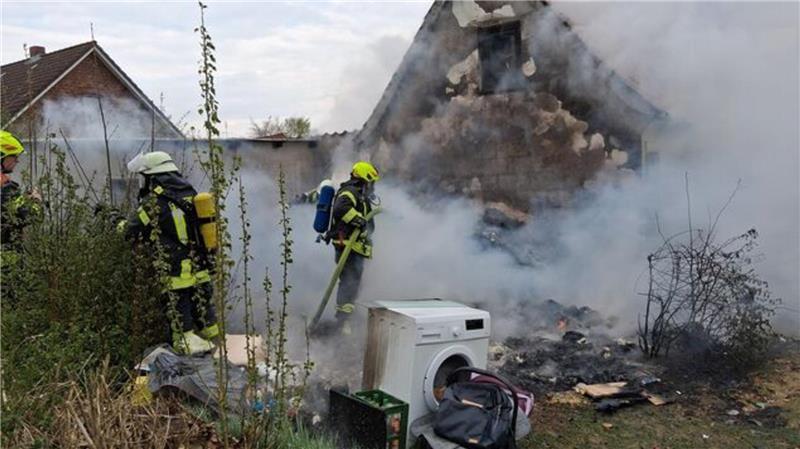 Von vielen Atemschutzgeräteträgern muss das Feuer gelöscht werden.