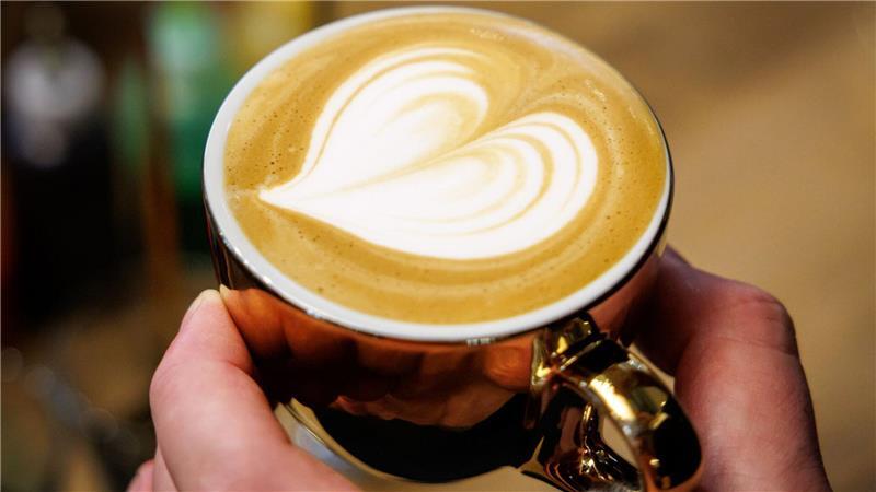 Von vielen gerne regelmäßig getrunken: der Cappuccino. (Archivbild)