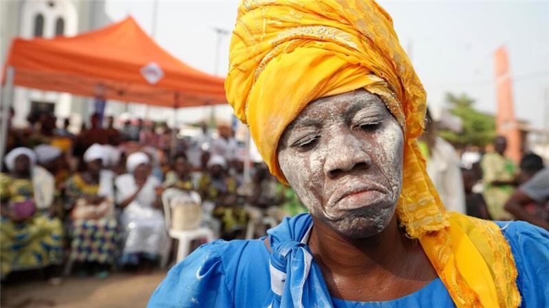 Voodoo lebt: Eine Voodoo-Anhängerin tanzt vor dem Beginn des jährlichen Voodoo-Festivals in Benin im westlichen Afrika. 