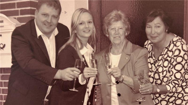 Von Kaufmannsehre, Wagenrennen im Laden und Eis für ein paar Groschen Vor 15 Jahren: Anstoßen auf ein neues Firmen- und Familienkapitel: Michael und Martina Tiedemann, Oma Irmgard Tiedemann und Margret Meyer.