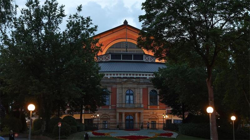 Wagner hören - Darf man das? Vor 150 Jahren fanden hier erstmals die Bayreuther Festspiele statt. (Archivbild)