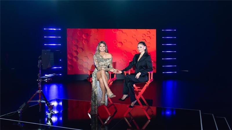 Vor 20 Jahren bekam sie backstage die Brust, jetzt ist sie selbst Jurorin bei GNTM, erklärt Leni Klum, Tochter von Heidi Klum, im Interview.