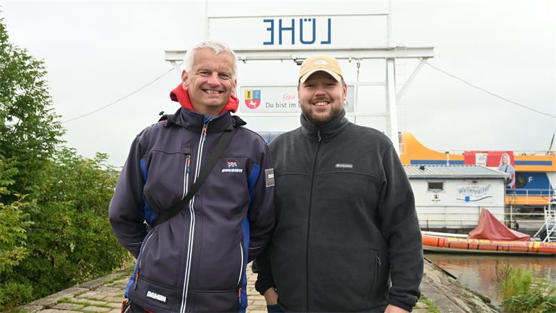 Schiffe und eine lange Freundschaft: Zwei Shipspotter am Lühe-Anleger Vor 20 Jahren haben sich Knut Hauschildt und Tobi Langer am Lühe-Anleger kennengelernt. Ihr gemeinsames Hobby verbindet sie.