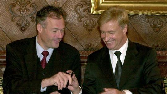 Vor 25 Jahren kam mit Ronald Schill (l) erstmals seit dem Zweiten Weltkrieg ein Rechtspopulist in eine Landesregierung. Rechts: Ole von Beust.