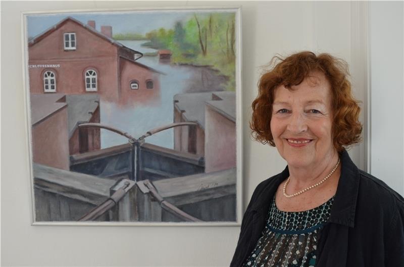 Vor 30 Jahren hat Minke Havemann den Kunstverein mitgegründet. Später zog der Verein in das alte Schleusenwärterhaus – deswegen hat die Malerin dem Gebäude ein Gemälde gewidmet. Foto: Husung