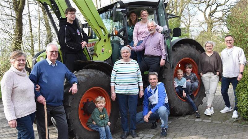 Vor 40 Jahren machten Wilfried und Gisela Ohlenroth (Bildmitte) mit ihren Töchtern Catrin und Nele (in der Treckerkabine) erstmals Urlaub auf dem Ferienhof Borchers. Seitdem zieht es die Familie, die im Laufe der Zeit immer größer geworden ist, jedes Jahr nach Granstedt. Jörg und Regina Borchers (rechts) als auch Thees und Gerda Borchers (links) sind ihnen zu Freunden geworden.