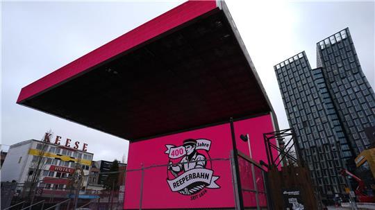 Vor 400 Jahren war der Hamburger Berg noch grüne Wiese, später entwickelte sie sich zur berühmt-berüchtigten Amüsiermeile.