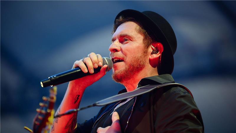 Maffay und Oerding kündigen in Hamburg gemeinsames Album an Vor 45.000 Menschen hat Oerding das Volksparkstadion gerockt. Mit dabei waren auch Clueso, Michael Patrick Kelly, Max Giesinger und Wincent Weiss.