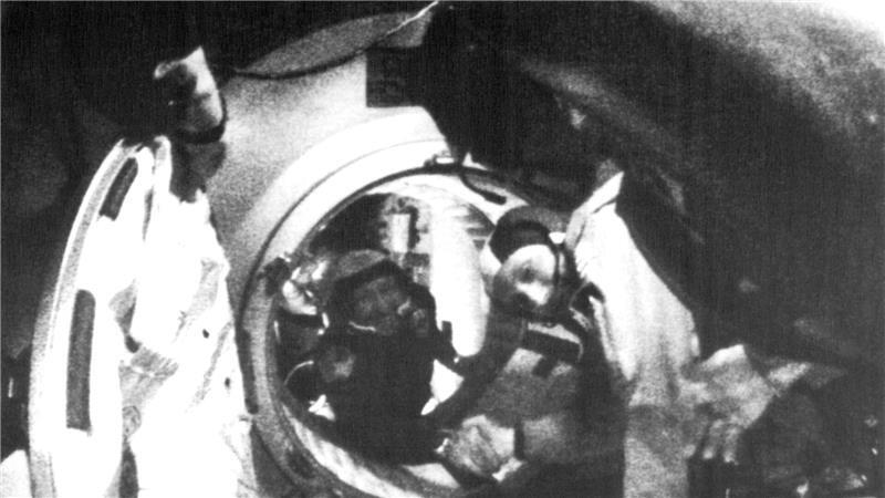 Ein Handschlag mit Folgen: Amerikaner und Russen im All Vor 50 Jahren begann mit dem historischen Händedruck der Russen und Amerikaner im All auch die Zusammenarbeit der Großmächte im Weltraum. (Handout)