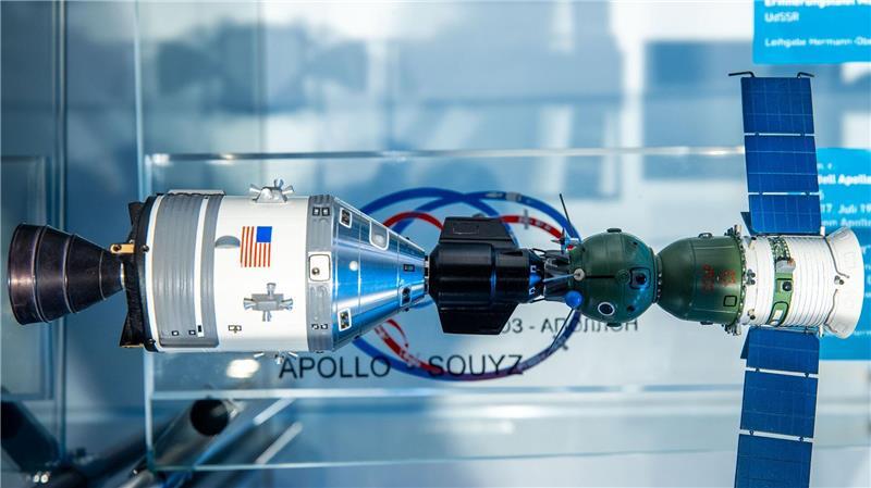 Ein Handschlag mit Folgen: Amerikaner und Russen im All Vor 50 Jahren gab es im All einen historischen Handschlag zwischen Amerikanern und Russen bei der Kopplung der sowjetischen Sojus-Raumkapsel mit dem US-Raumschiff Apollo. (Archivbild)