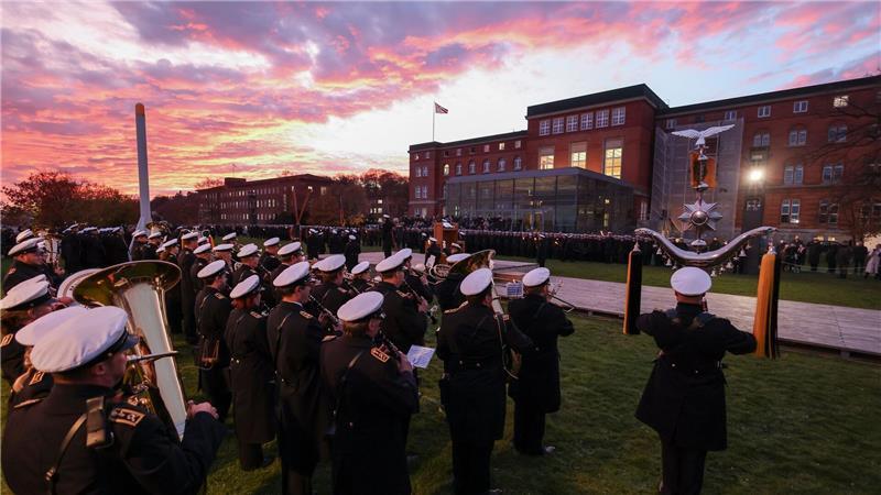 Vor 600 Angehörigen erhielten die Soldatinnen und Soldaten vor dem Landtag besondere Anerkennung.