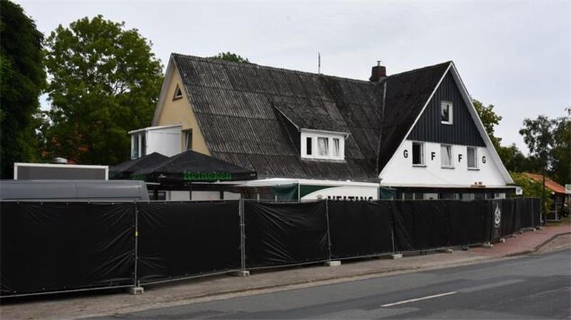 Rockerclub „Gremium MC“ trifft sich – Polizeikontrollen Vor Blicken geschützt: Rund um das "Schwarze Eck" wurden blickdichte Wände errichtet.