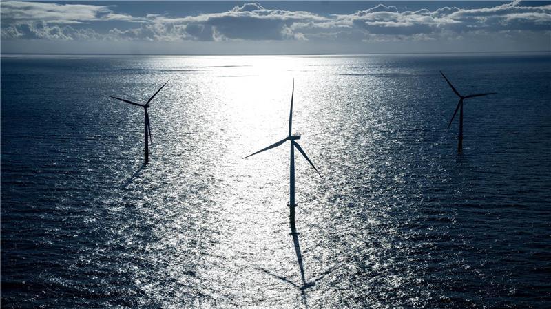 Vor Borkum und Norderney sollen 60 weitere Windräder entstehen. (Symbolbild)