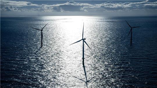 Vor Borkum und Norderney sollen 60 weitere Windräder entstehen. (Symbolbild)