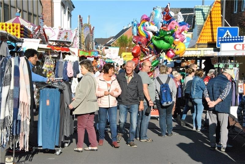 Vor Corona: Dichtes Gedränge beim Herbst- und Pferdemarkt in Horneburg. Archivfoto: Lohmann