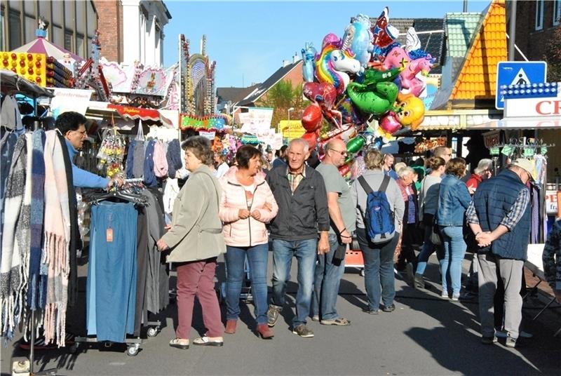 Drive-in statt Herbstmarkt in Horneburg Vor Corona: Dichtes Gedränge beim Herbst- und Pferdemarkt in Horneburg. Archivfoto: Lohmann