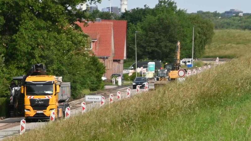 Vor Cranz wird der Asphalt der K39 - inklusive des Radwegs - für den Vollausbau mit einer Fräse abgetragen.