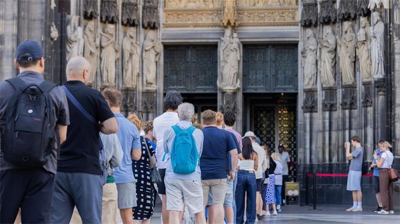 Vor Einlassbeginn bildete sich eine kleine Schlange vor dem Dom-Haupteingang.