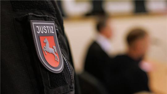 Vor Gericht müssen sich drei Männer verantworten, denen ein versuchter Mord in Cuxhaven vorgeworfen wird.