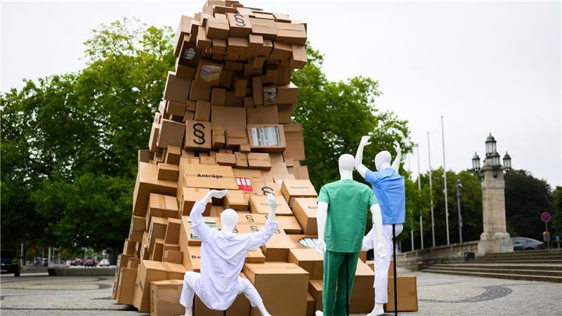 Vor Hannovers Rathaus türmen sich die Kartons – ein Protest gegen zu viele Vorschriften in der Patientenversorgung.