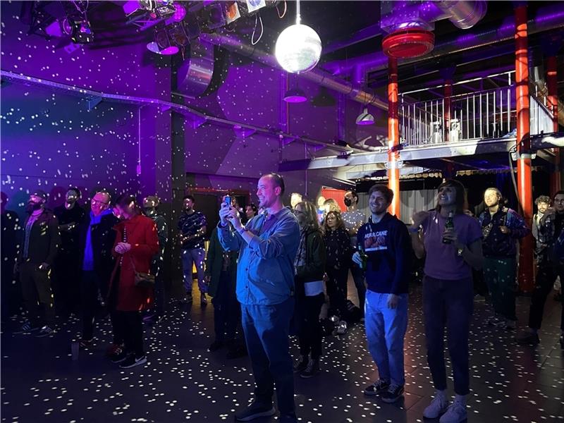 Vor Headliner Jochen Distelmeyer brachte schon Fritzi Ernst im Alten Schlachthof für Partystimmung. Foto: Weselmann