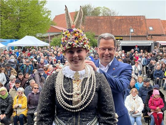 Vor Hunderten von Zuschauern wurde Anna-Sophie Sietas von Stades Landrat Kai Seefried zur Blütenkönigin gekrönt. Fotos: Vasel