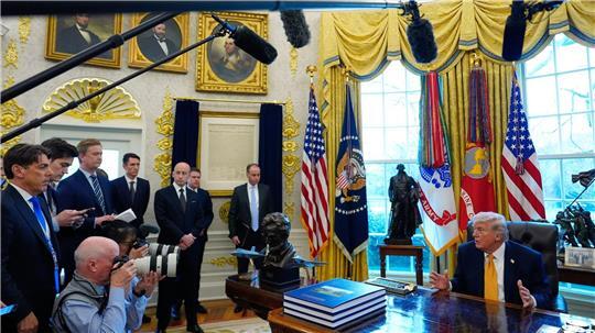 Vor Journalisten deutete Trump eine mögliche „Übernahme“ Kubas an.