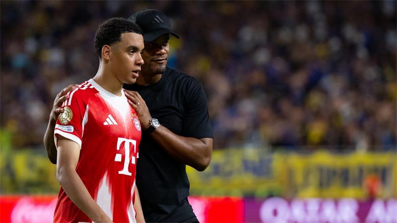 Vor Rückkehr in Bayern-Kader: Bayern-Jungstar Jamal Musiala (l. mit Trainer Vincent Kompany. (Archivbild) 