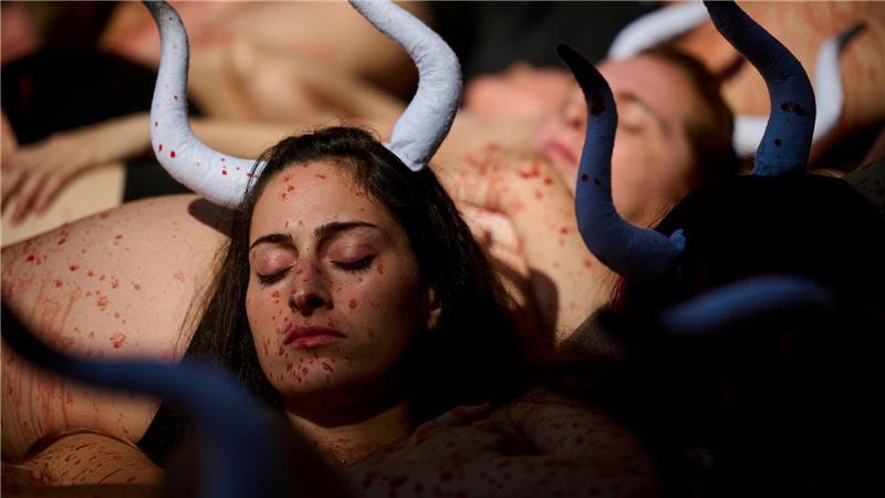 Bilder des Tages Vor San-Fermin-Festival: Tierschützer mit blutigen Protesten in Pamplona
