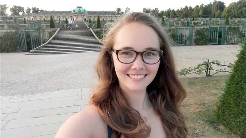 Ausflugtipp Potsdam: Unterwegs in Villen und Parkanlagen Vor Schloss Sanssouci genießt Studentin Anika Lange den Sommer in Potsdam. Der Campus der Universität liegt gleich nebenan. Foto privat
