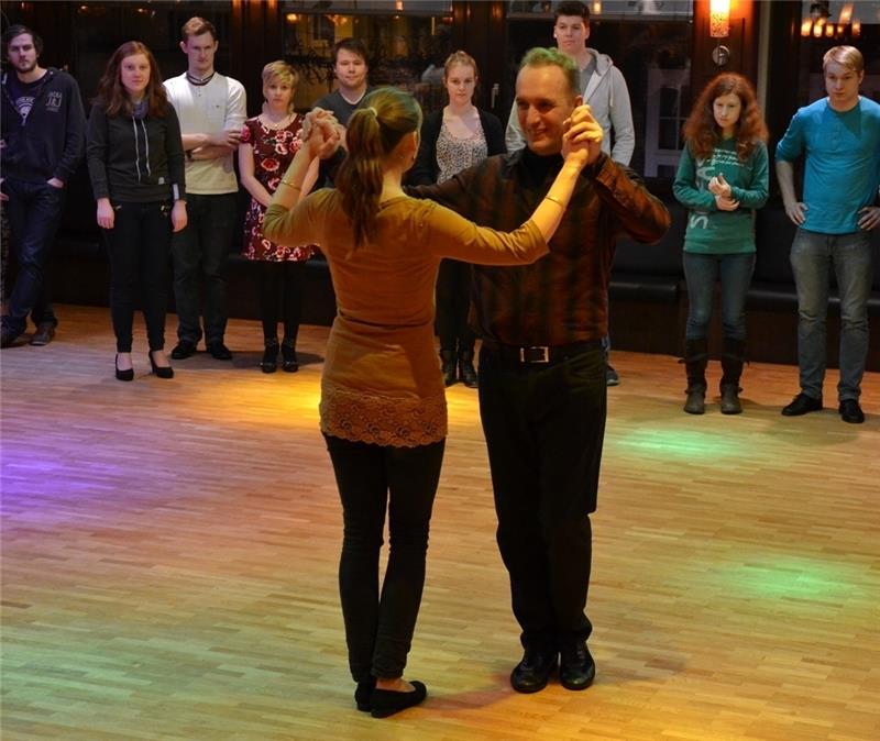 Vor-Seit-Ran im Neonlicht: Die Tanzlehrer Michael Hillmann und Hanna Hausschildt zeigen den Debütanten den Wiener Walzer . Fotos Meybohm