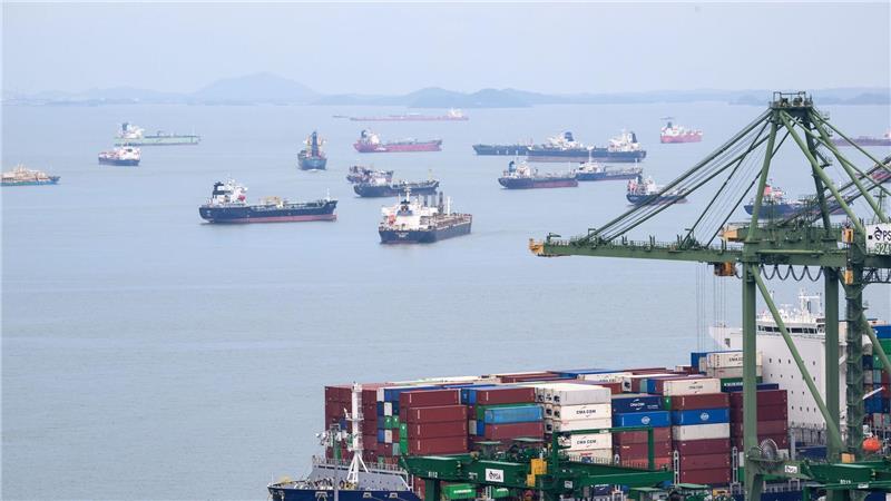 Seeleuten droht vor Singapur Gefahr Vor Singapur warten Handelsschiffe. (Archivbild)