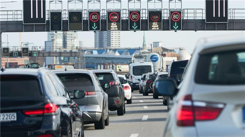 Südlich des Elbtunnels bildet sich ein Stau.