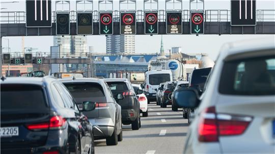 Südlich des Elbtunnels bildet sich ein Stau.