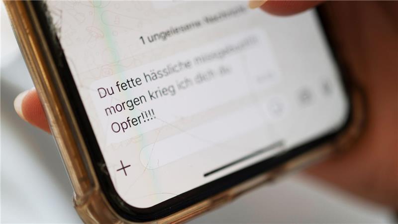 Vor allem Frauen und junge Menschen sind von Cybermobbing und Cyberstalking betroffen. (Symbolbild)