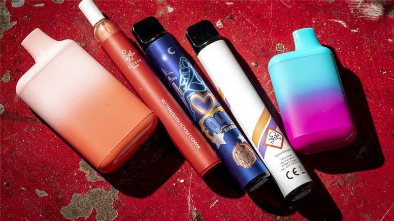 Vor allem Jugendliche greifen bei Einweg-Vapes zu - dank cooler Werbetricks: Sie kommen farbig und in vielen Geschmacksrichtungen daher.