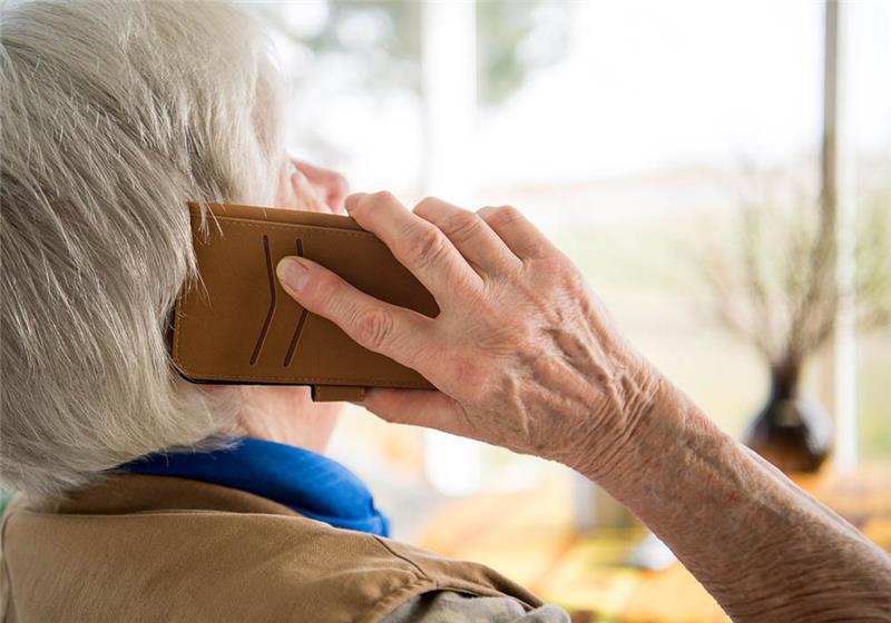 Vor allem Senioren werden häufig Opfer von betrügerischen Telefonanrufen (Symbolbild). Foto: Gollnow/dpa