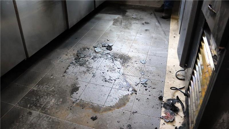 „Jemand hat es auf uns abgesehen“: Dritte Brandstiftung bei Zevener Imbiss? Vor allem Theke und Geräte wurden im Laden der Familie Bayrak durch den Brand beschädigt.