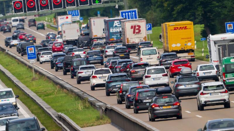 Vor allem auf den Autobahnen in Süddeutschland dürfte am Wochenende wieder viel Verkehr herrschen. (Symbolbild)