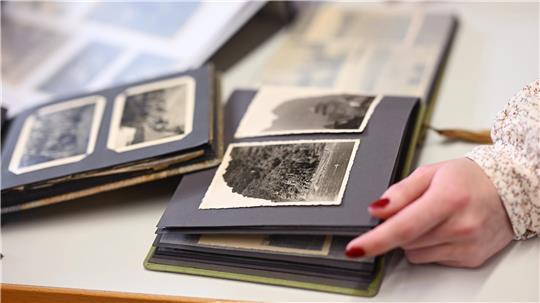 Vor allem bei Älteren lagert ein riesiger Fundus an Schwarz-Weiß-Fotos. Mit dem Nachlass sollte sorgsam umgegangen werden.