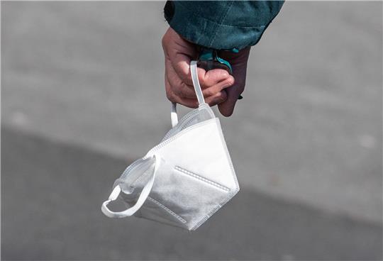 Vor allem bei Arzt- oder Klinikbesuchen sind FFP2- oder einfache OP-Masken bei Atemwegssymptomen empfohlen. Foto: dpa