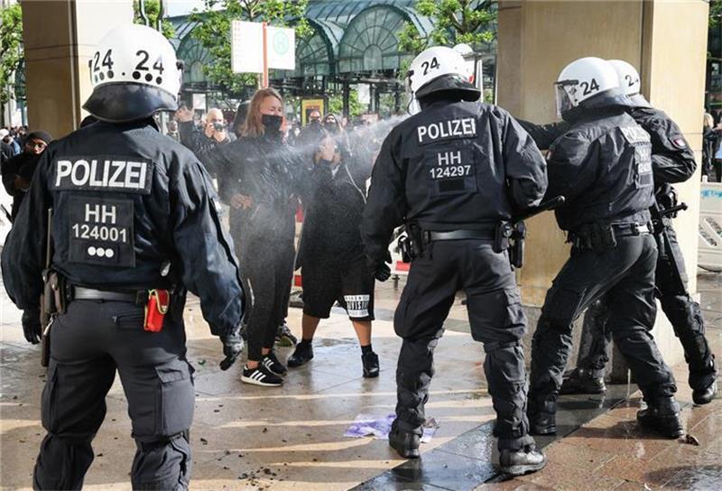 Vor allem bei Corona-Demonstrationen kam es im vergangenen Jahr zu Auseinandersetzungen zwischen Polizei und Protestlern. Foto: Charisius/dpa