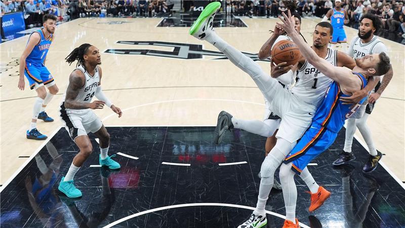 NBA: San Antonio gleicht gegen Oklahoma City wieder aus Vor allem defensiv ließen die Spurs um Victor Wembanyama kaum etwas zu.