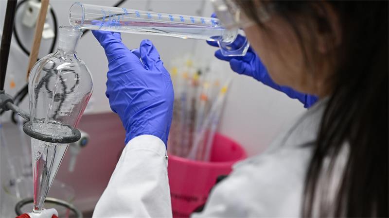 Vor allem die Pharmabranche investiert viel Geld in die Erforschung neuer Arzneien (Archivbild)