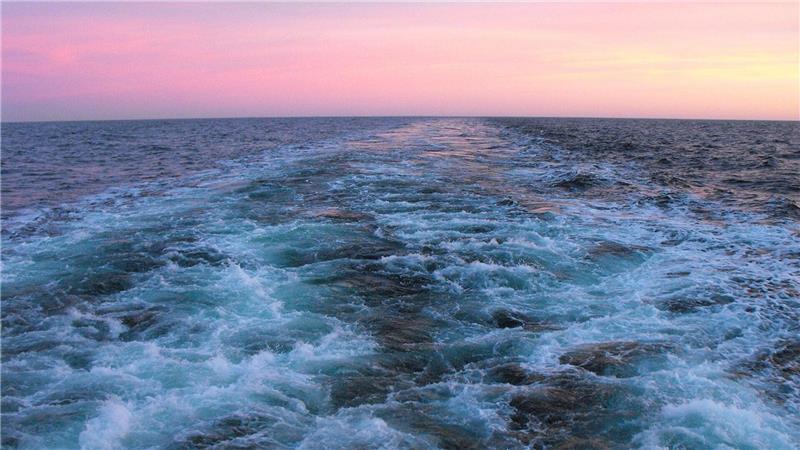 Vor allem große Schiffen wirbeln mit ihrem Kielwasser das Meer kräftig auf. 