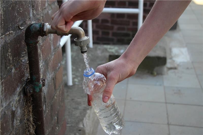 Brunnenwasser im Kreis teils stark belastet – Gewässerschutz beschuldigt Landwirte Vor allem im Bereich der Geest sind die Proben der Gartenbrunnen mit Nitrat belastet. Symbolbild: Harald Gülzow