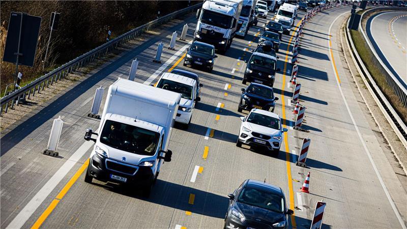 Vor allem in Baustellenbereichen kann es zum Ende der Osterferien in Niedersachsen und Bremen zu Staus kommen. (Symbolbild)
