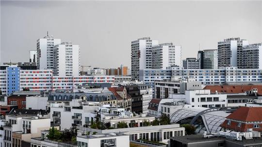Vor allem in Großstädten wie hier in Berlin rutscht man leicht über die im Bürgergeld gestattete Miethöhe. (Archivbild)